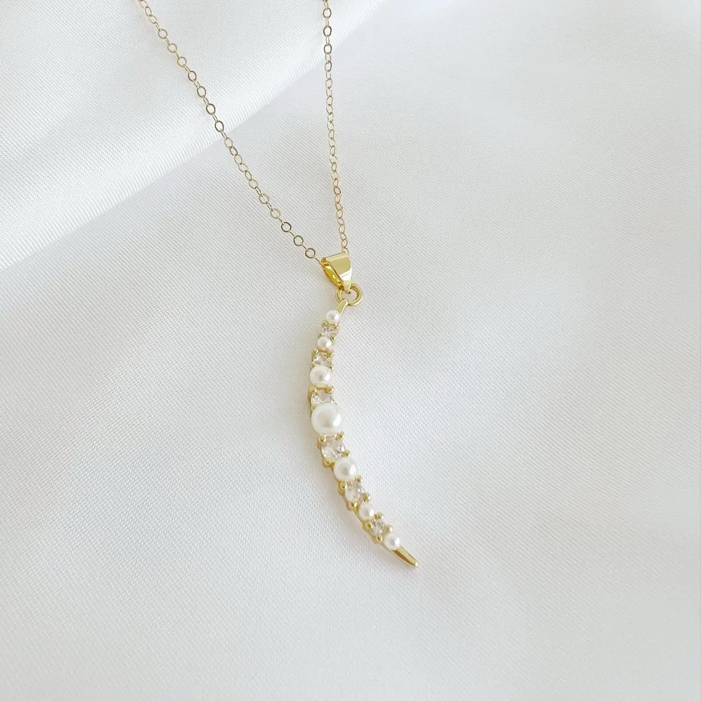 Estrella Pearl Crescent Moon Necklace Gold Filled